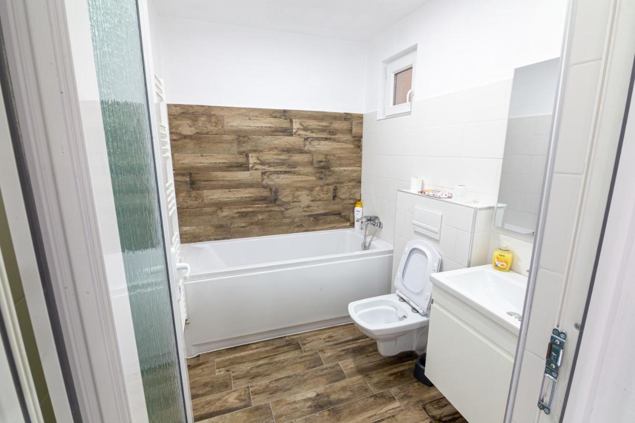 Whitehouse2 Apartman Arad Kültér fotó